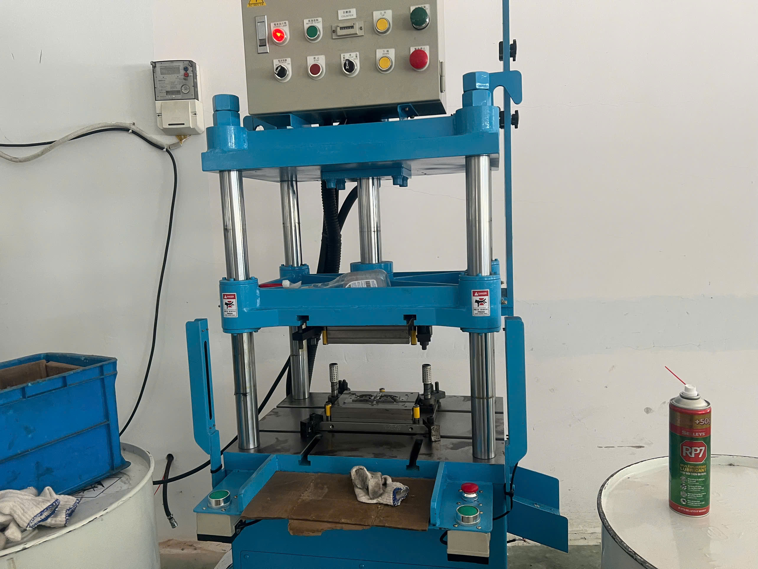 Four-column hydraulic press